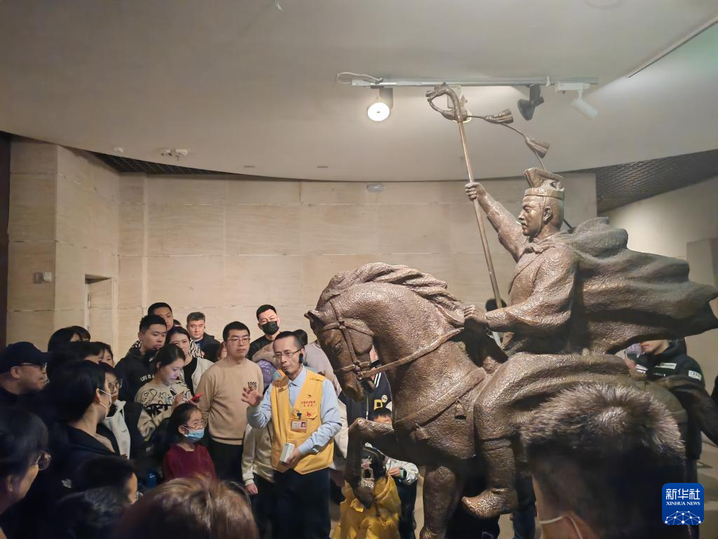 游客正在甘肃省博物馆内聆听讲解　新华社记者　崔翰超　摄