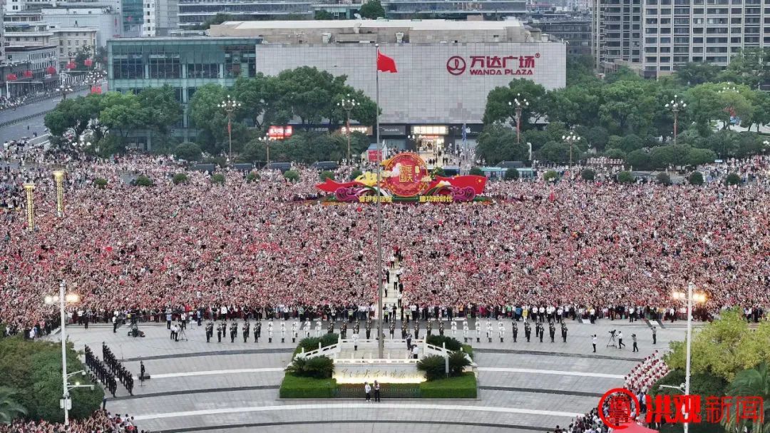 2023年10月1日,南昌八一广场举行升国旗活动