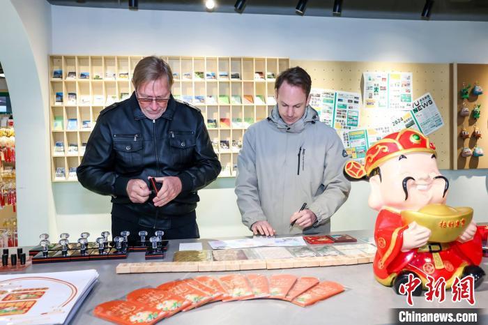 法国游客参与余村集龙盖章活动。徐宏供图