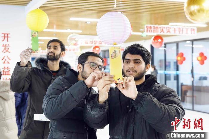 留学生们参与猜灯谜、做花灯等活动，了解中国传统节日文化。杨馥宁 摄