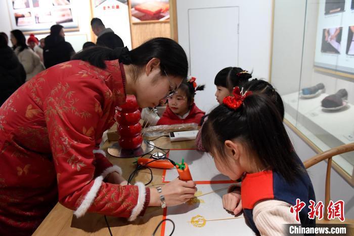 2月23日，老师教孩子们做糖画。苏小立 摄