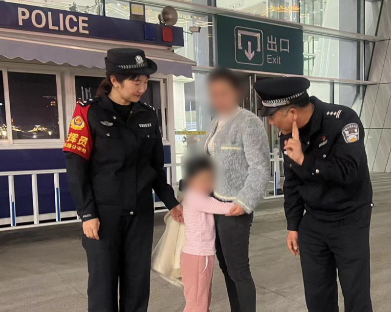 在民警帮助下，小女孩找到了妈妈。 均为长沙铁路公安处 谢懋洲 供图