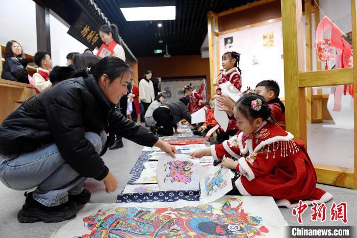 2月23日，孩童扮成卖货郎卖年画。苏小立 摄