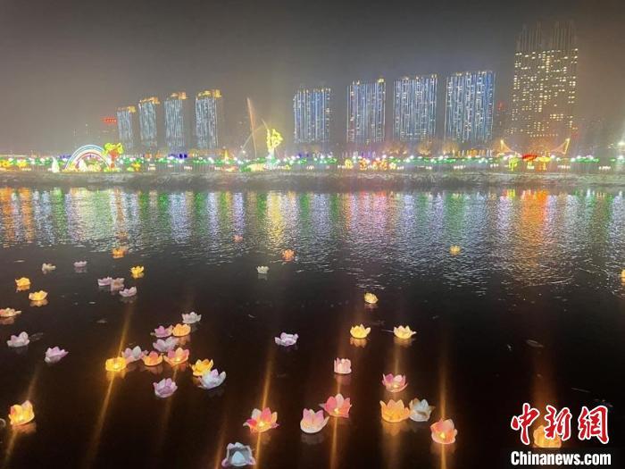 2月24日，吉林市举行2024年“龙腾盛世 福瑞江城”元宵节河灯烟花会活动，市民和游客施放的河灯顺水而下。　栾嘉 摄