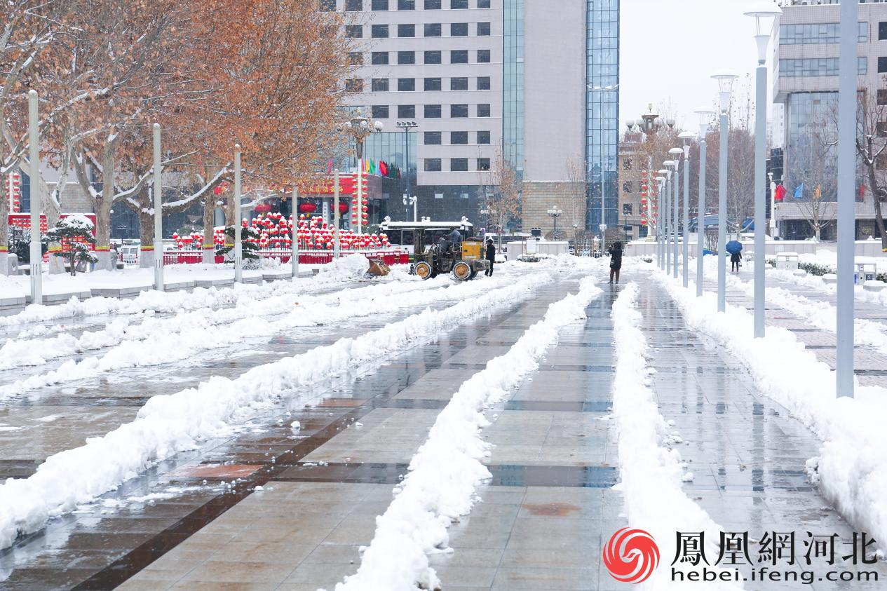 经过一上午的努力，长安公园门口的广场上的积雪得到了有效清理。