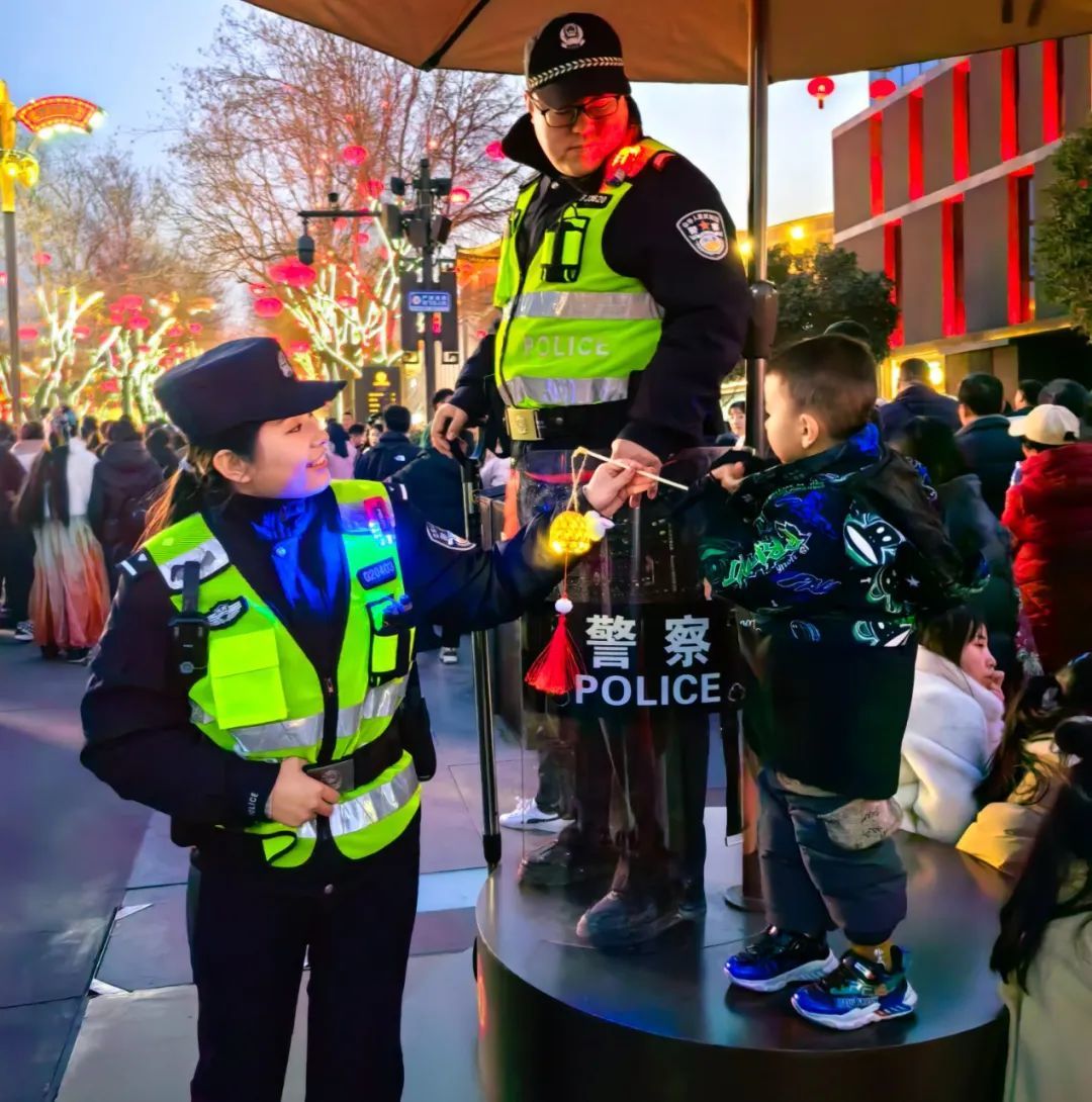 高陵公安:警察蓝点缀中国红 确保春节假期安全有序凤凰网陕西_凤凰网