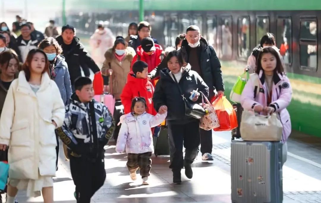 🔹2月17日，江苏南京，旅客抵达火车站。中新社记者 泱波 摄