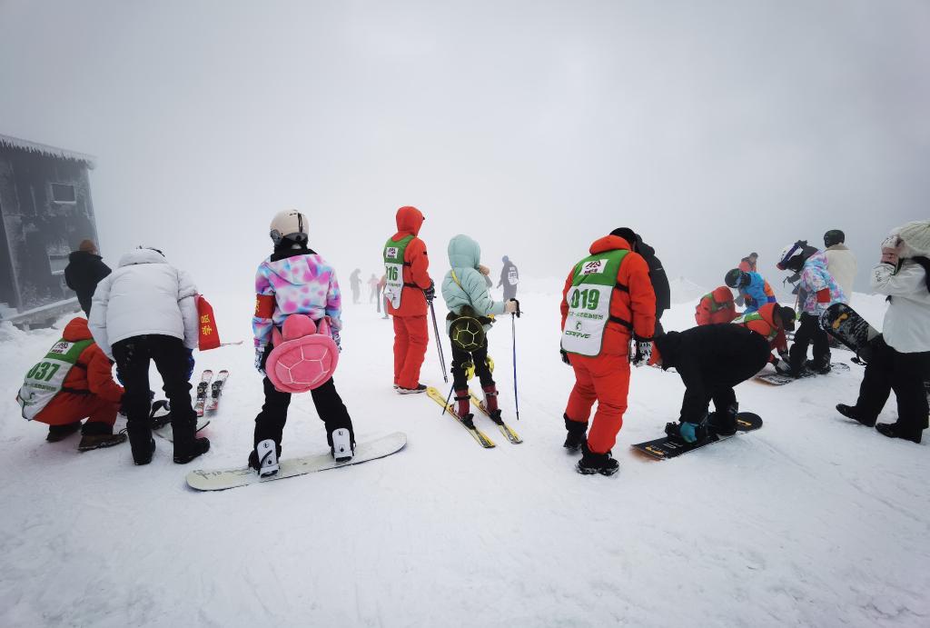 2024年2月，“浙东第一尖”雪山欢乐谷游客正在体验滑雪。新华社记者顾小立 摄