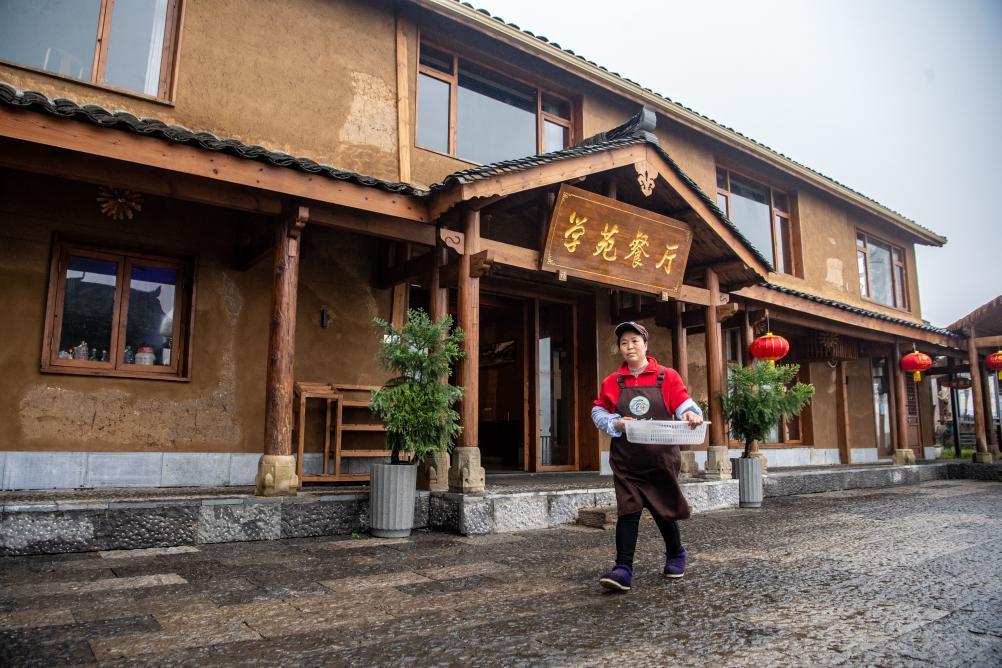 重庆市巫山县竹贤乡下庄村村民在餐厅前忙碌.新华社记者唐奕 摄