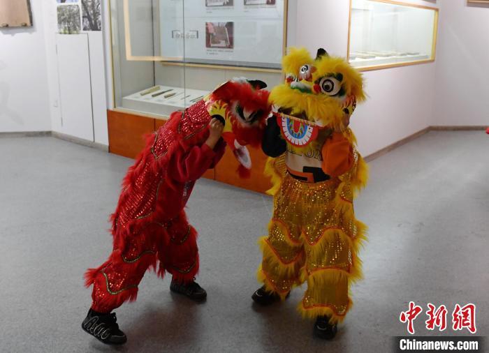 2月23日，小朋友们在表演舞狮。苏小立 摄