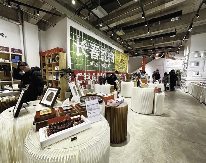 游客在长春礼物概念店精心挑选喜欢的礼物。 孙娇杨 摄
