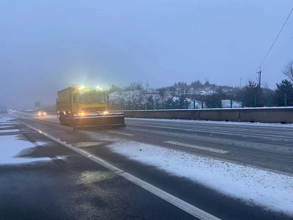 ↑2月20日，河北高速集团养护人员在邢汾高速开展除雪作业。