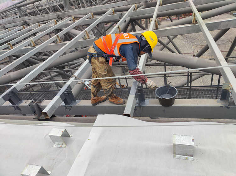 重庆东站站房金属屋面檩条防腐施工。