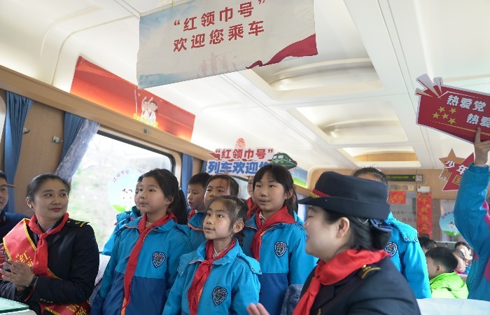 2月20日，南昌市南师附小教育集团高新校区“小杜鹃”合唱团的少先队员们在列车上合唱。（李达伟 摄）