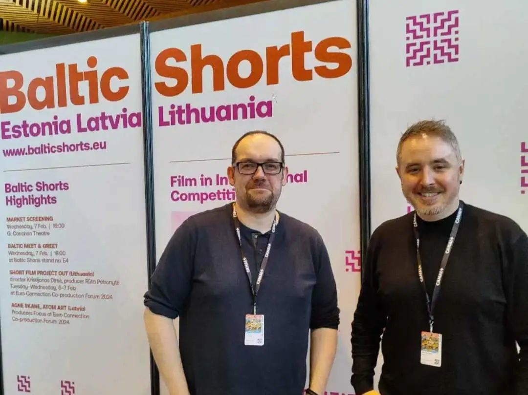 ▲中国短片节国际顾问埃托&middot;阿瑞纳斯（右）跟国际短片联盟主席劳伦斯&middot;伯斯（左）合影