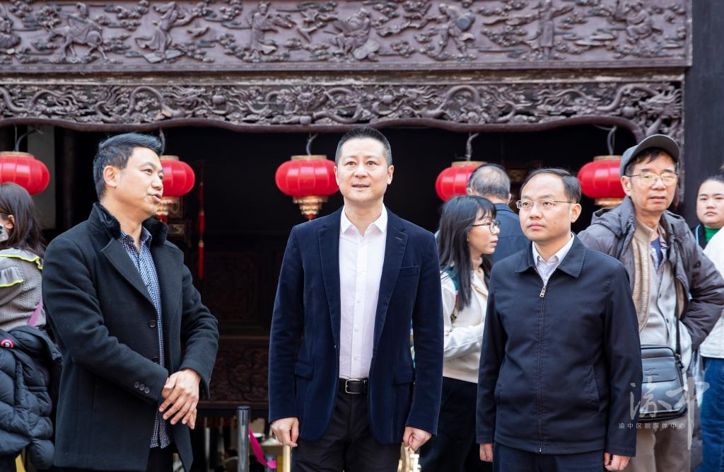 渝中区委副书记,区长谢东到重庆湖广会馆检查节日安全.