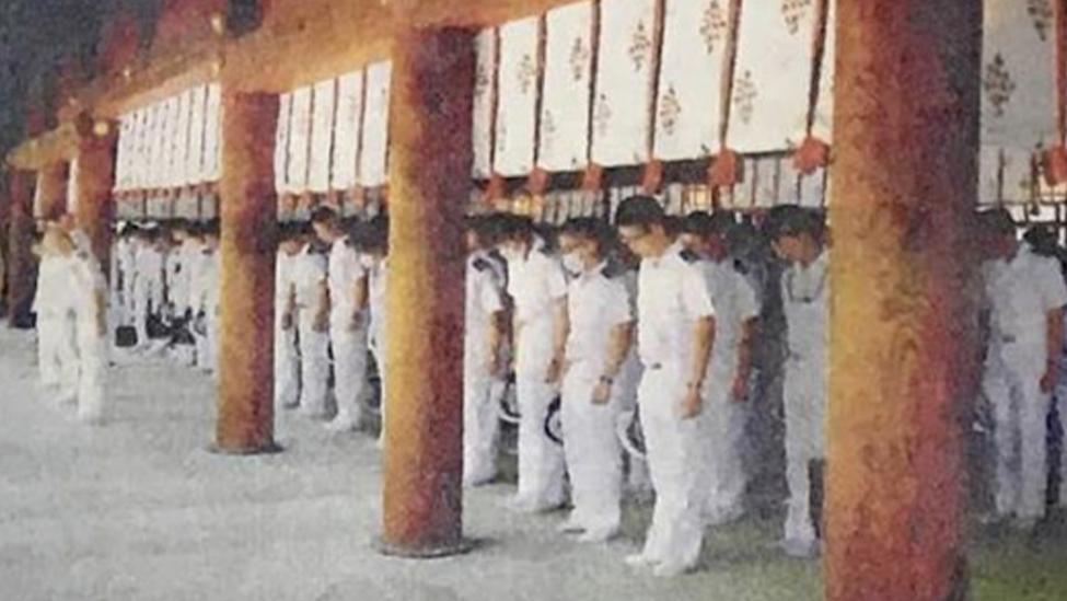 日本学生参拜靖国神社图片