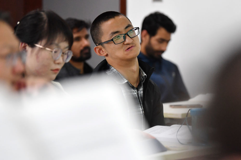 谢炎廷和同学在兰州大学的教室里上课（2023年5月10日摄）　新华社记者　陈斌　摄