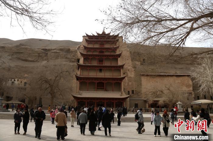 2月13日，游客在世界文化遗产敦煌莫高窟参观。张晓亮　摄