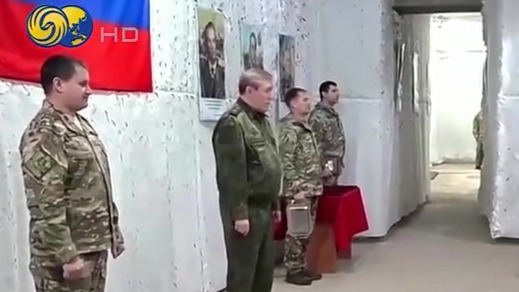 俄军总参谋长视察前线，向士兵颁发奖章