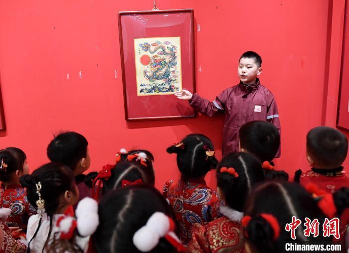 2月23日，一名小讲解员在给小朋友们介绍武强年画。苏小立 摄