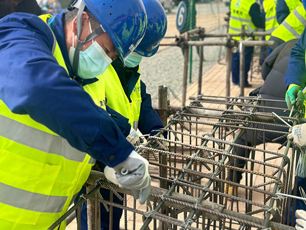 积石山县灾后重建钢筋工技能培训现场。人民网记者 宋子节摄