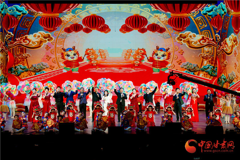 榆中县举办“凤翥龙翔迎新年·继往开来谱新篇”榆中县2024年春节文艺汇演，给观众带来了一场高品质文化盛宴。通讯员　未芳　摄