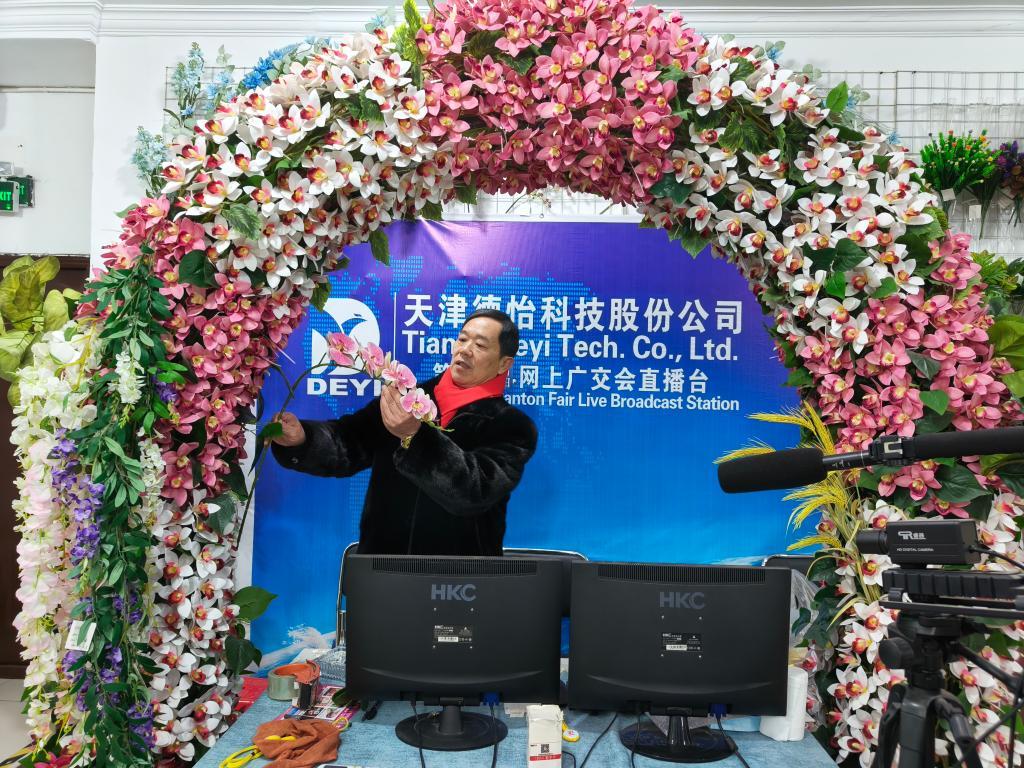 天津德怡科技股份有限公司负责人商宗国在为参加广交会做准备。新华社记者 王宁 摄