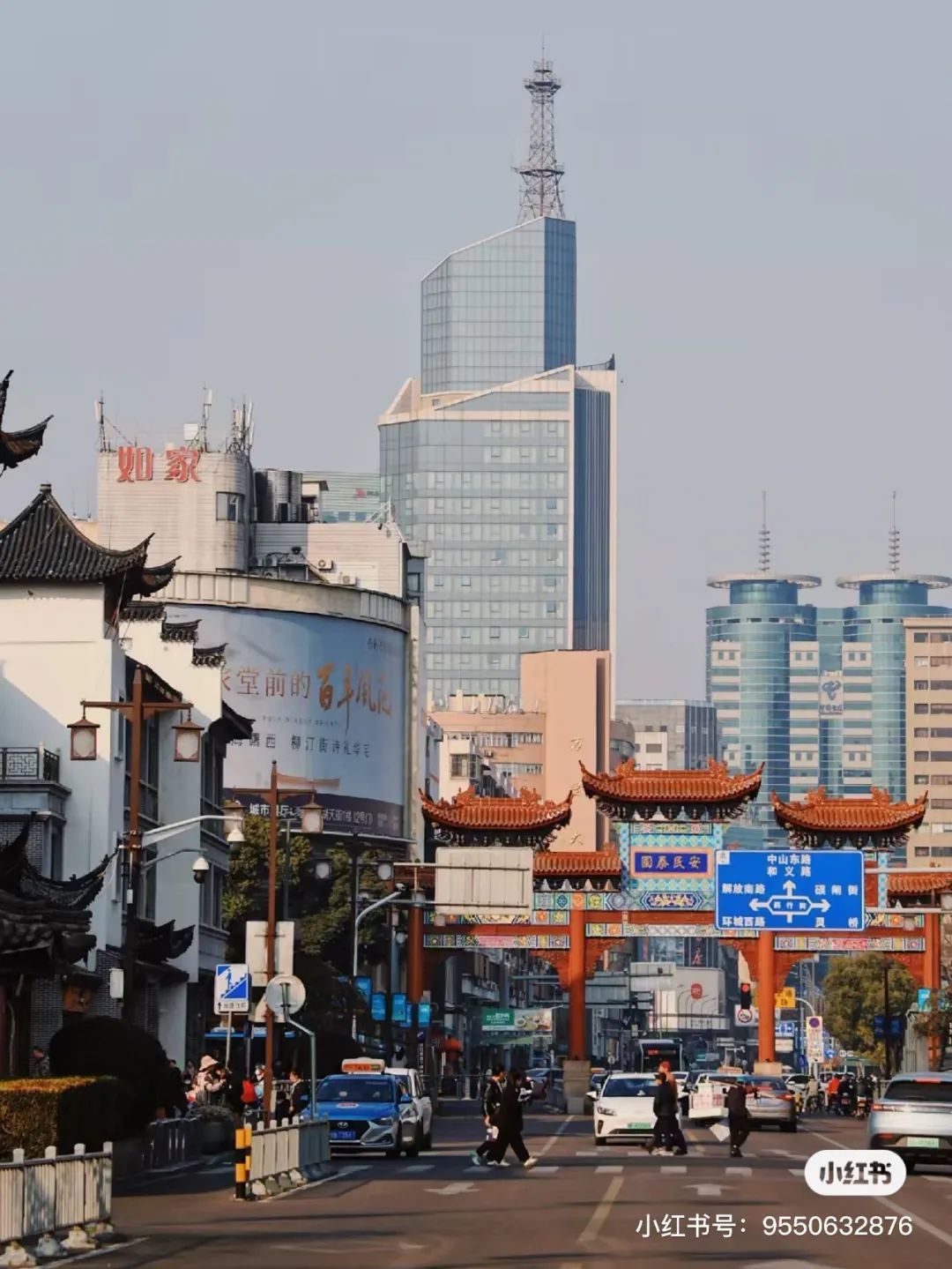 宁波药行街位于东起江厦街,灵桥路口,西至解放南路,中与开明街十字