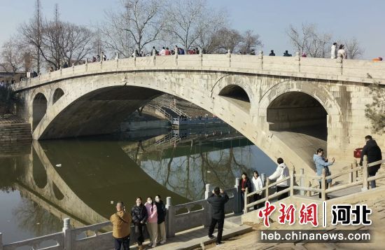 2024年春节假期,游客在赵州桥景区游玩。 聂聪超摄