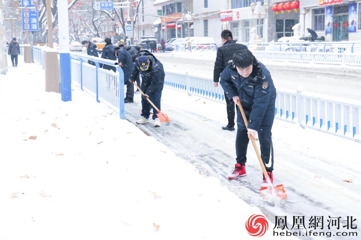城管部门的工作人员将青园街非机动车道的冰雪铲除，保障骑车人出行安全。