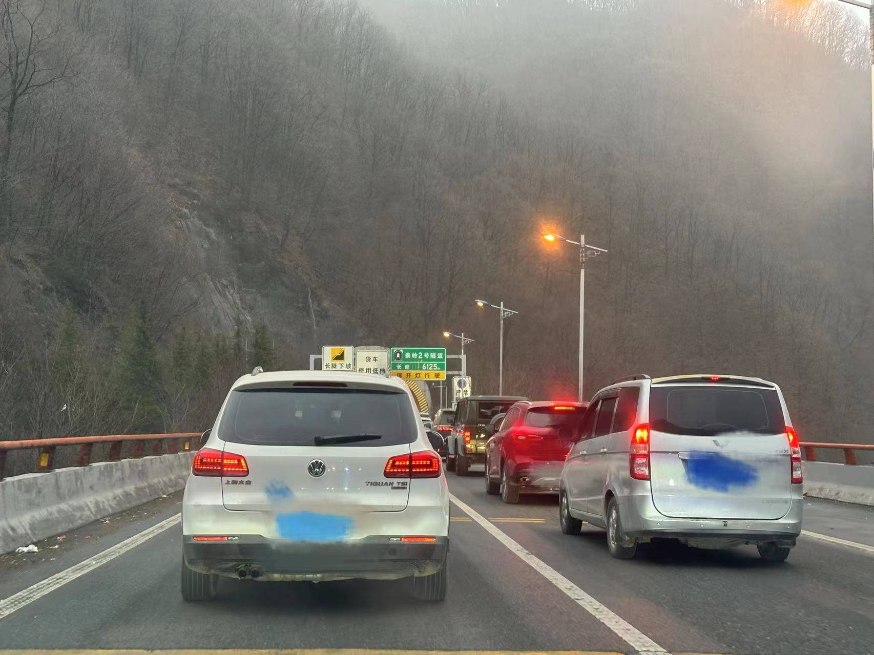 2月19日，京昆高速仍有不少擁堵路段，攝/鄧雨潔