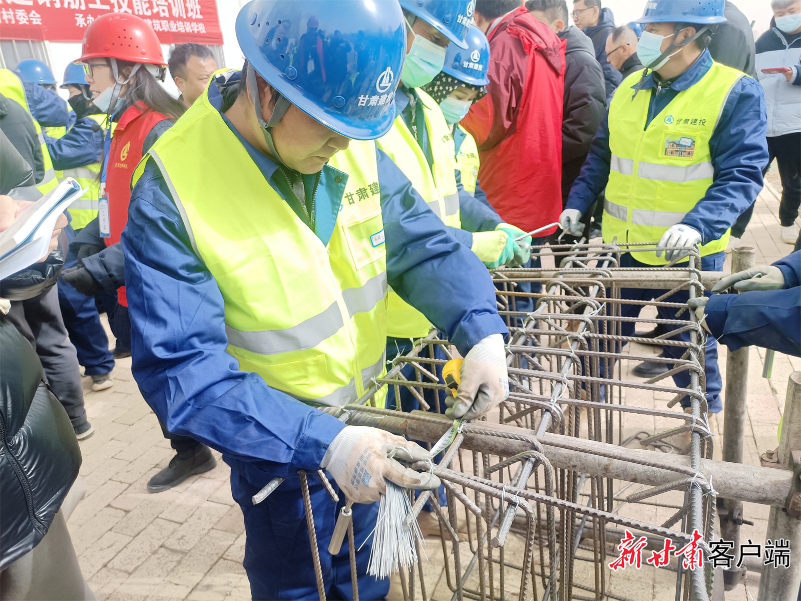 村民在培训教师指导下练习绑扎钢筋 新甘肃·甘肃日报记者 王君洁 摄