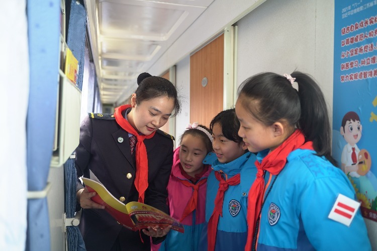 2月20日，“红领巾号”校外辅导员杨隽雯在列车文化长廊讲述红色革命故事。（李达伟 摄）