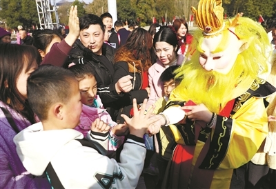 东南西北“四海龙王”闪现景区给游客派发红包。段菡蓉摄