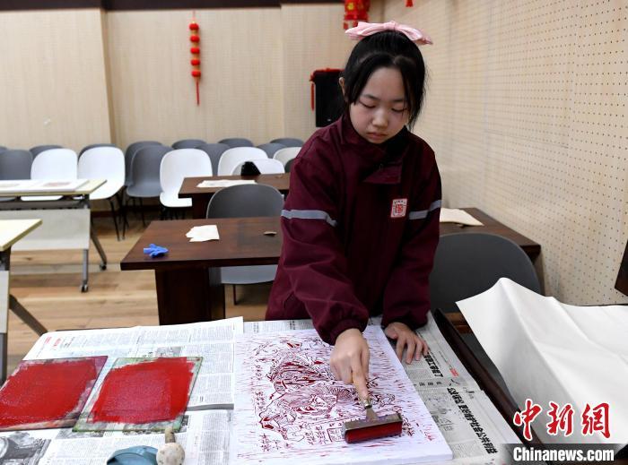 2月23日，一名学生在印制版画。苏小立 摄
