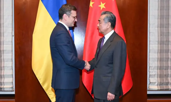 凤凰早报|中乌外长在慕尼黑会晤；“国企领导牵手门”女主直播带货？