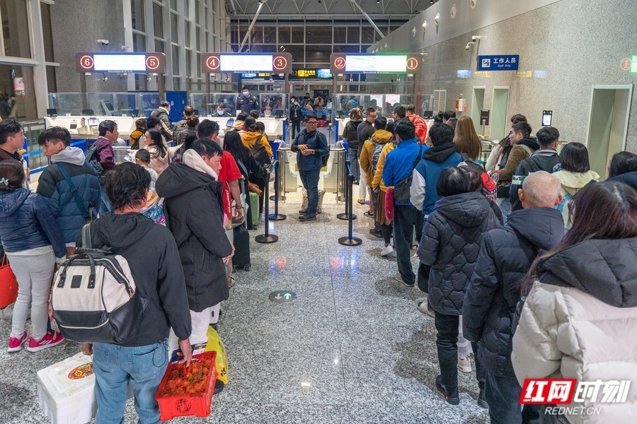 2024年是张家界空港国际口岸春节期间出入境航班、人员最多的一年。