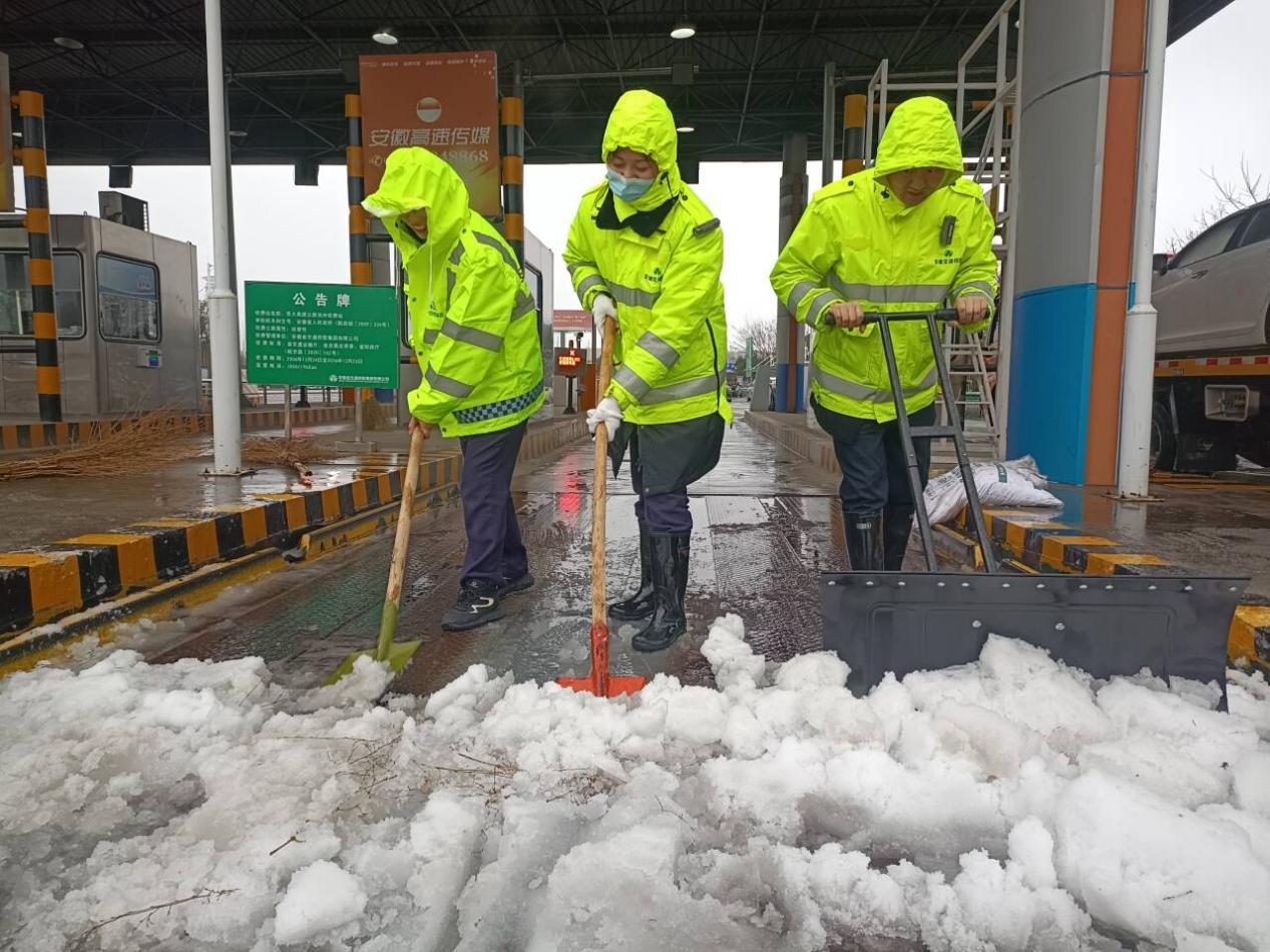 池州中心池州站组织在站人员清理积雪。 池州中心供图