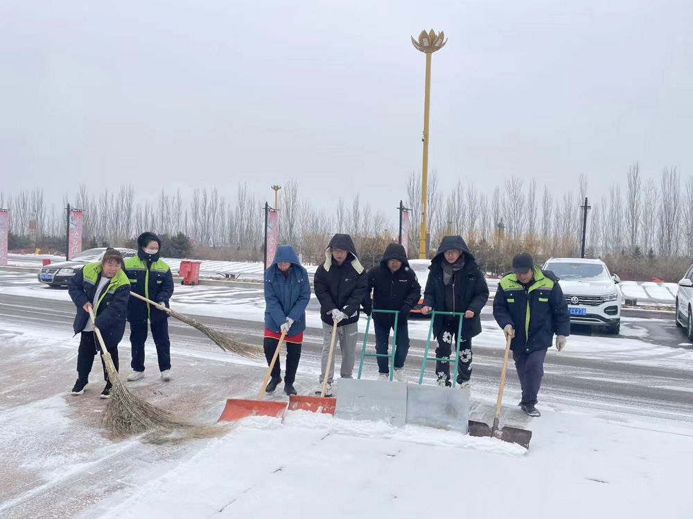 2月20日，河北高速集团养护人员在张家口宣化服务区开展除雪作业。