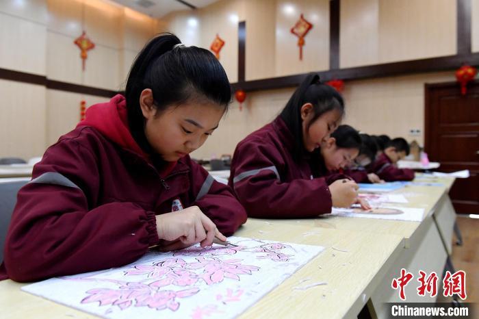 2月23日，学生们在雕刻版画。苏小立 摄