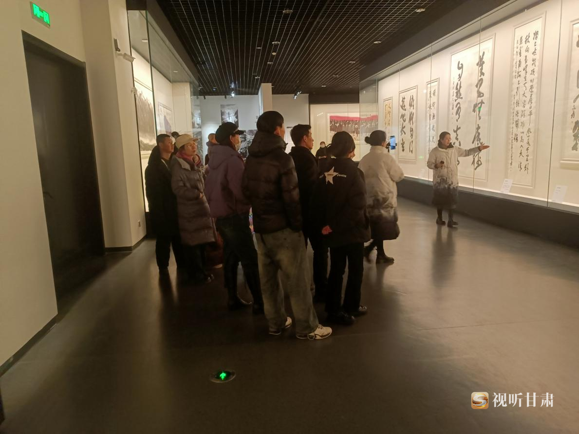 来自全国各地的游客参观《意笔洪荒——蒋志鑫书画捐赠展》　由受访单位提供