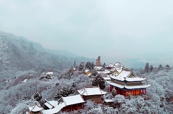 甘肃崆峒山春雪皑皑　冰雪世界宛如人间仙境