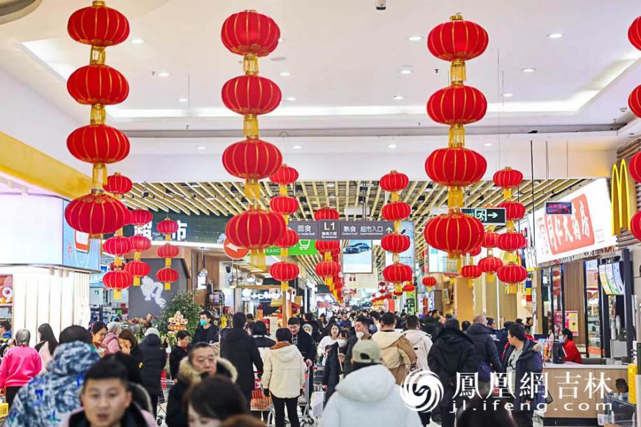 春节期间消费者购买热情高涨 商场人气火爆 凤凰网吉林 王振东/摄