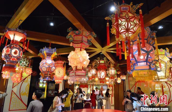 (新春走基层)泉州市非物质文化遗产馆:传统花灯璀璨夺目凤凰网宁波_凤