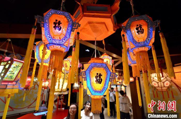 (新春走基层)泉州市非物质文化遗产馆:传统花灯璀璨夺目凤凰网宁波_凤