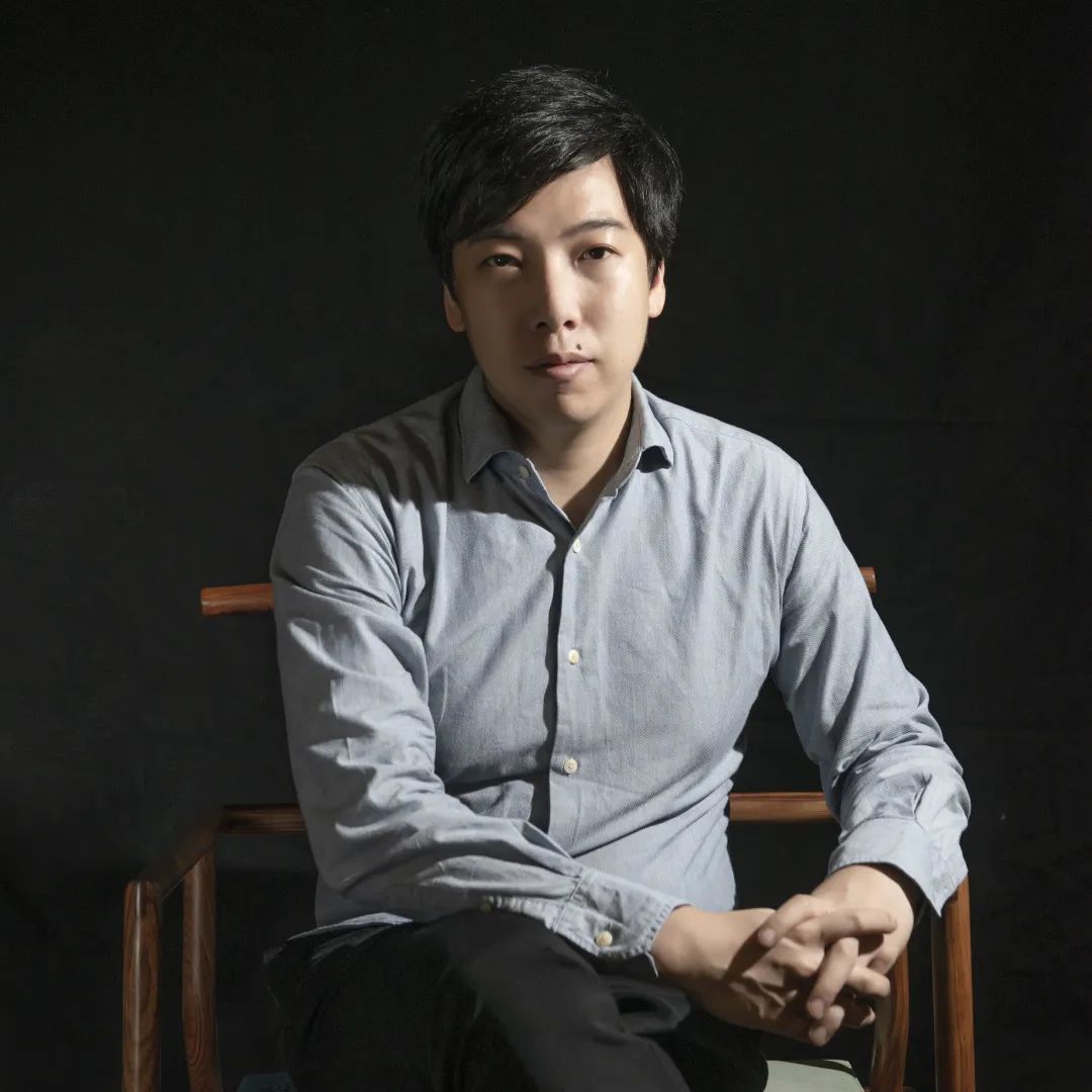 参与组建了ensemble novel现代室内乐团,并担任指挥与艺术总监
