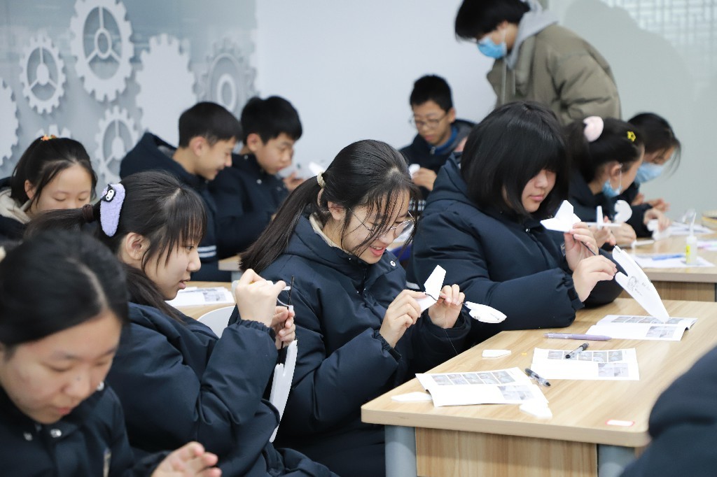 宁波青藤书院学子赴宁波姚江科技馆开展科技探索研学活动