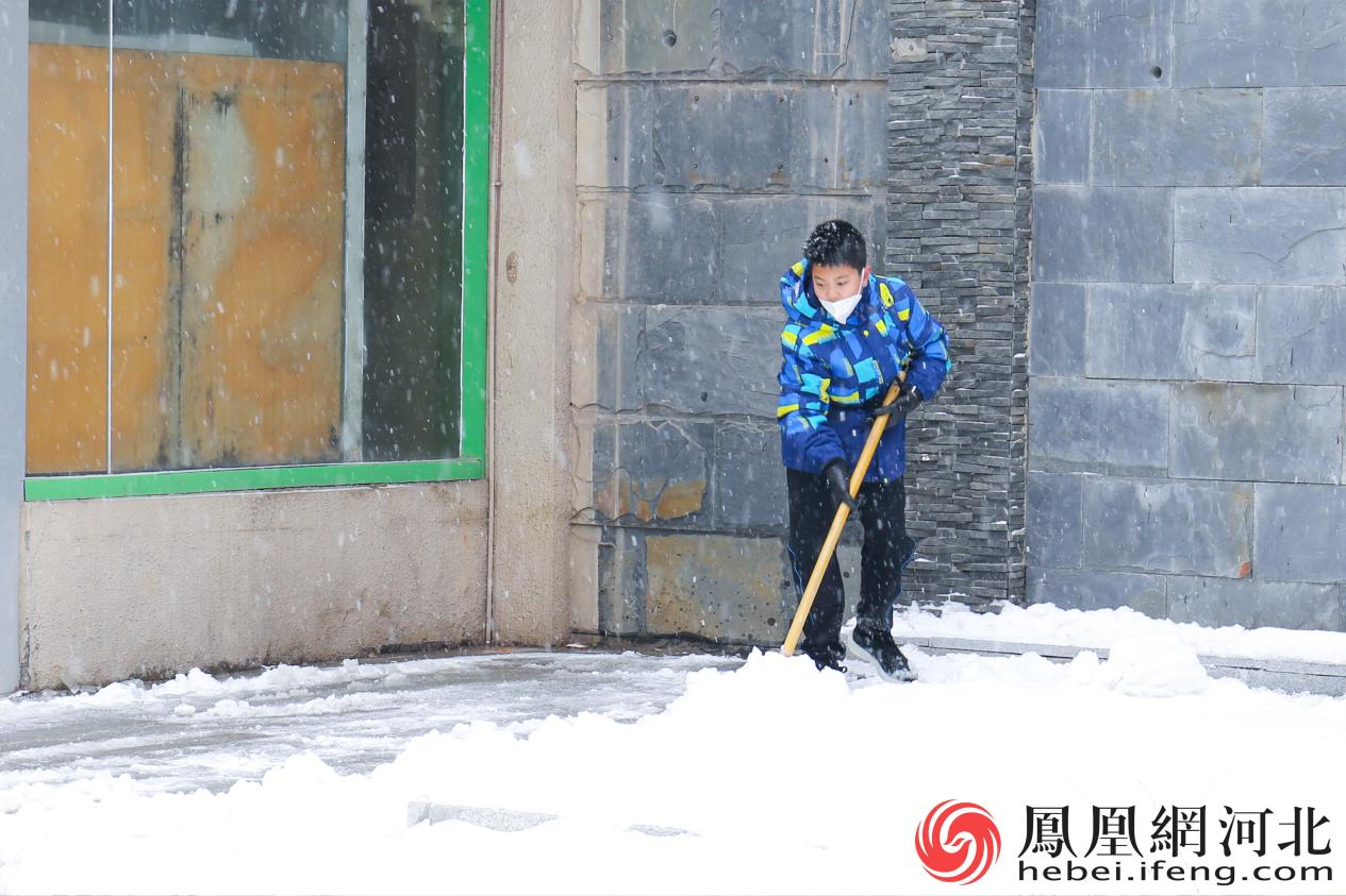 还在假期的孩子正在帮家人清理积雪。