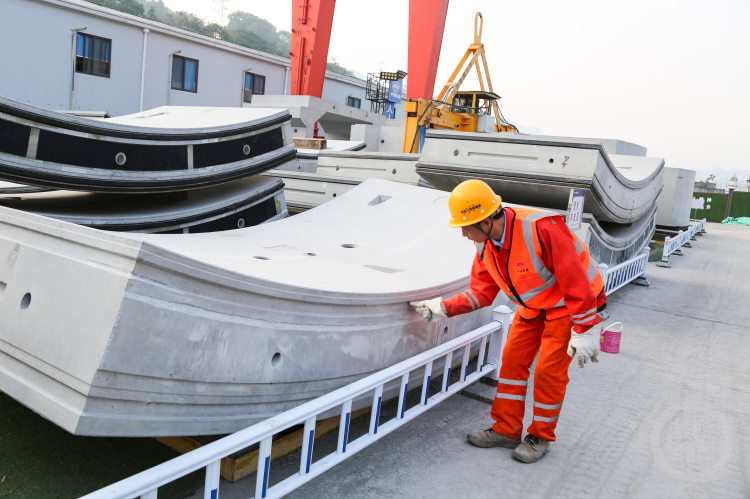 长江隧道项目，技术人员检查盾构机管片。